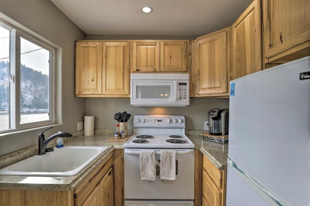 Lake Loon Hillside Cottage with Private Deck!